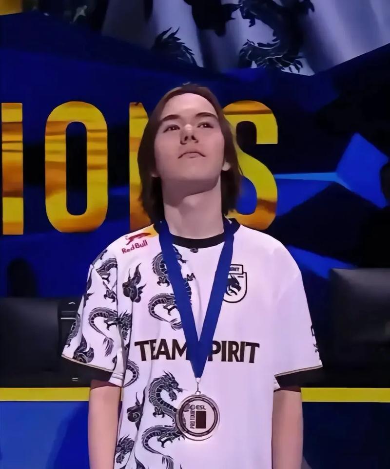 兄弟水晶谈论了 LPL 的现状：现在真的很难取得成绩。选手、教练和管理层必须优秀！